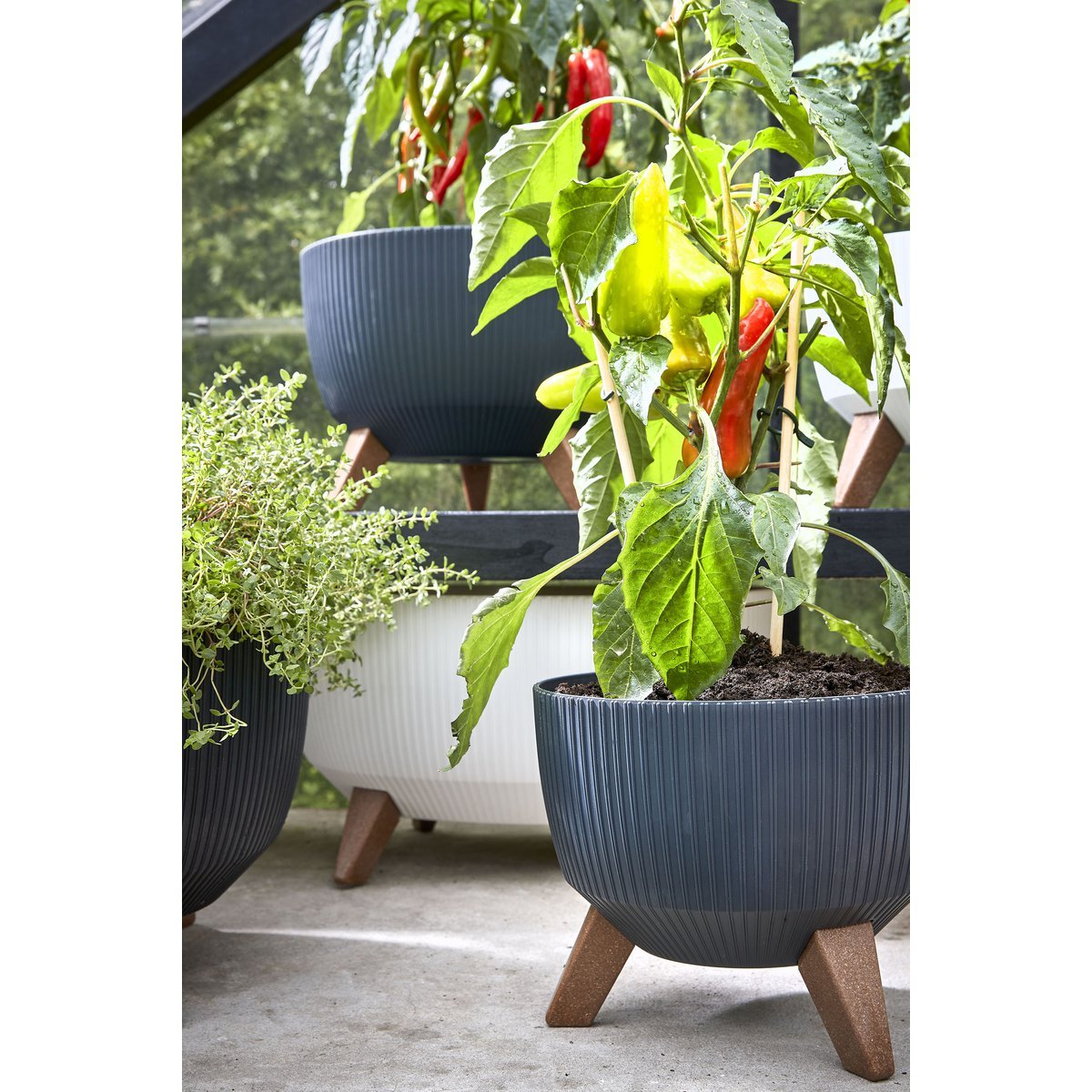 Doppio Blumentopf auf Beinen – H21 x Ø40 cm – Polypropylen – FSC Mix – gebrochenes Weiß